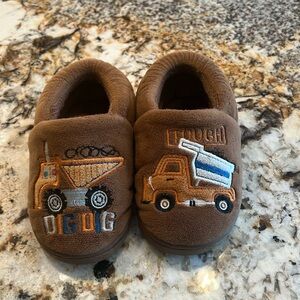 EUC toddler slippers size 6/7
